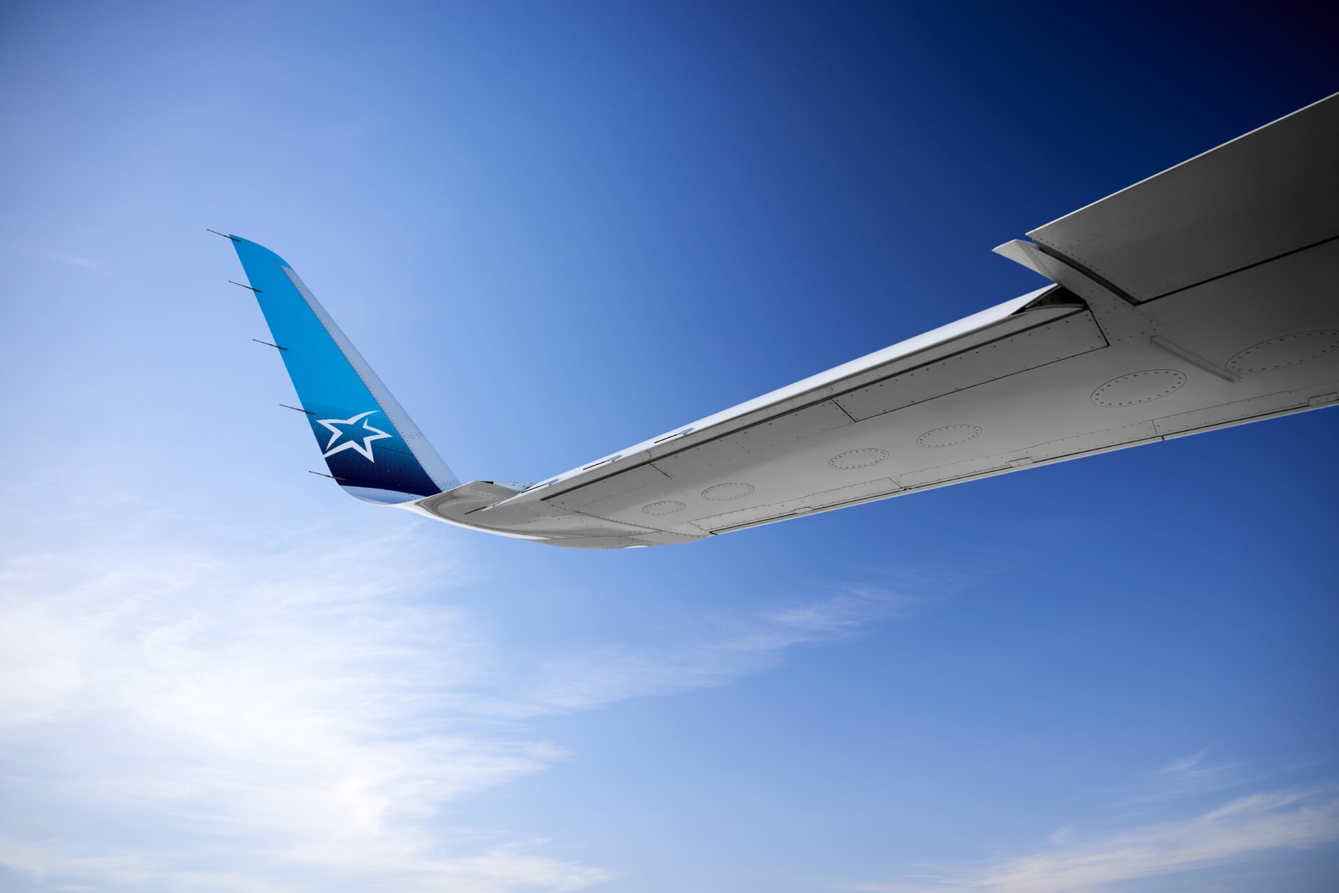 Une aile d’avion dans le ciel.